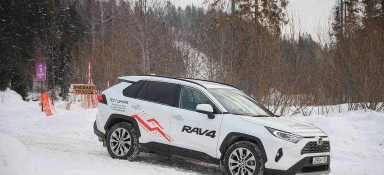 За автографом в Чусовой. Как мы тестировали новый RAV4